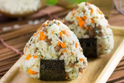 Làm cơm nắm chiên cuộn rong biển lạ miệng