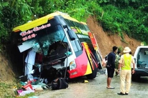 Xe khách mất phanh lao vào taluy dương, 19 người thương vong