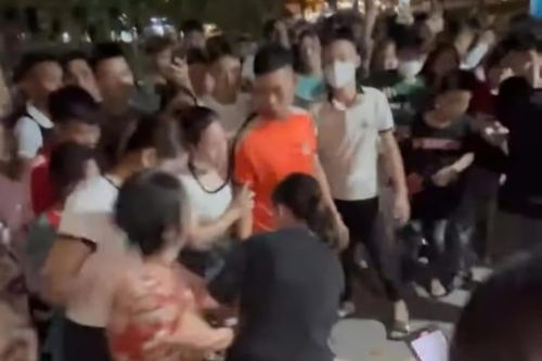 Tạm giữ hình sự 3 phụ nữ đánh ghen, lột đồ người khác giữa phố