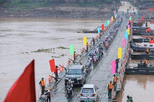Quân đội 'cắt' cầu phao Phong Châu khẩn cấp