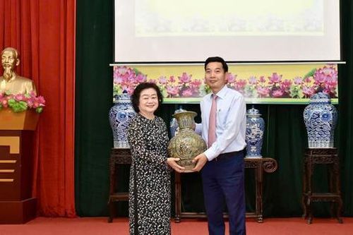 Trao hơn 15.000 sản phẩm gốm sứ Bát Tràng tặng nhân dân và chiến sĩ Trường Sa