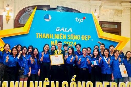 Cầu thủ Nguyễn Tiến Linh nhận Giải thưởng 'Thanh niên sống đẹp'