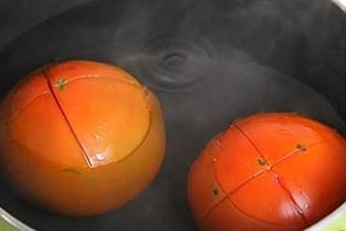 Mẹo bóc vỏ cà chua siêu nhanh