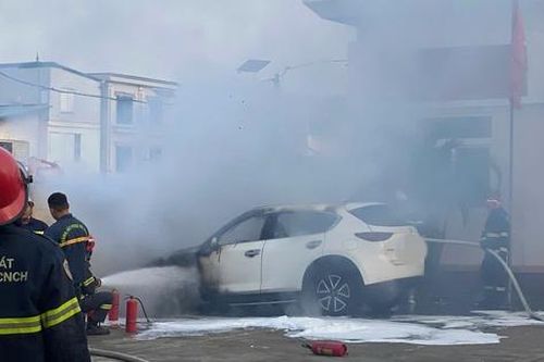 Hà Nội: Xe ô tô bất ngờ bốc cháy khi đang đỗ trong sân nhà văn hóa