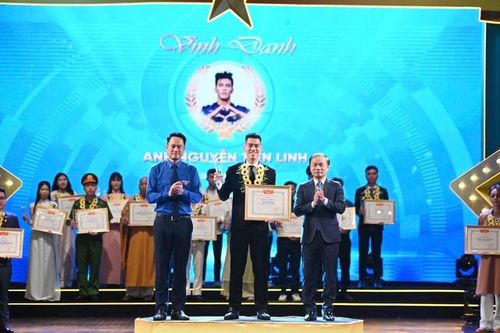 Giải thưởng 'Thanh niên sống đẹp' vinh danh cầu thủ Nguyễn Tiến Linh