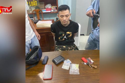 Bắt 'nóng' thanh niên đi SH 'ôm' ma túy dạo phố