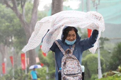 TP.HCM mưa giông, Hà Nội trưa chiều trời nắng