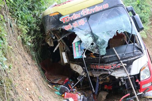 Điện Biên: xe khách mất lái đâm vào taluy dương, 6 người thương vong