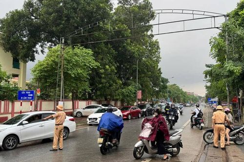 Cắt cầu phao Phong Châu khẩn cấp do nước lên cao, lưu tốc lớn