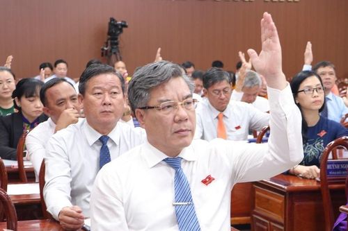 Thông qua nhiều Nghị quyết cấp bách về thu hồi đất