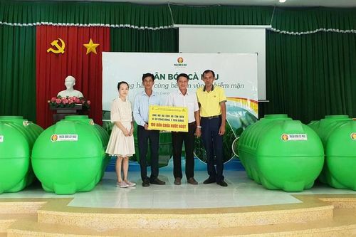 Phân bón Cà Mau tặng 1.400 bồn trữ nước cho bà con bị hạn hán, xâm nhập mặn