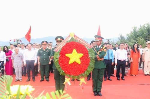 Dâng hương anh hùng, liệt sĩ tại Khu tưởng niệm Chiến sĩ Gạc Ma