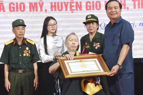 Trao tặng danh hiệu Anh hùng lực lượng vũ trang nhân dân cho ông Dương Bá Quy ở Quảng Trị