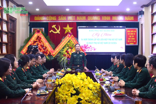 Thiếu tướng Trần Ngọc Anh thăm, chúc mừng Ban Phụ nữ Quân đội