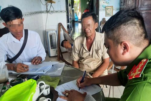 Một tàu cá ở Cà Mau chở 9 thiết bị giám sát hành trình của tàu cá khác