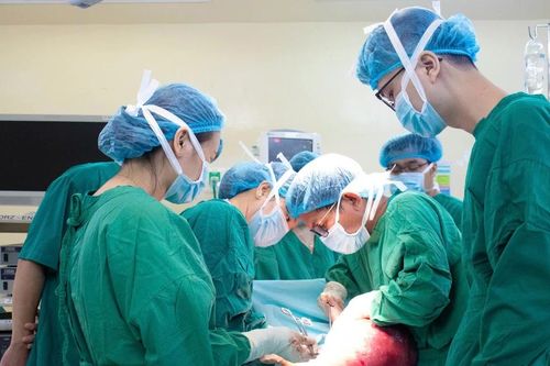 Đi khám vì bụng to nhanh và đau, phát hiện khối u xơ tử cung 5kg