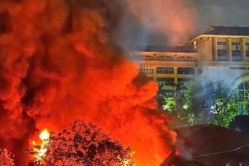 Hà Nội: kho hàng rộng hơn 300m2 cháy lớn, cảnh sát dùng máy xúc dập lửa xuyên đêm