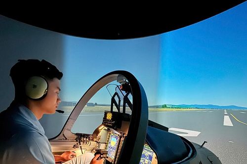 Học viên phi công Trung đoàn 940, Trường Sỹ quan Không quân phô diễn kỹ năng bay chiến đấu