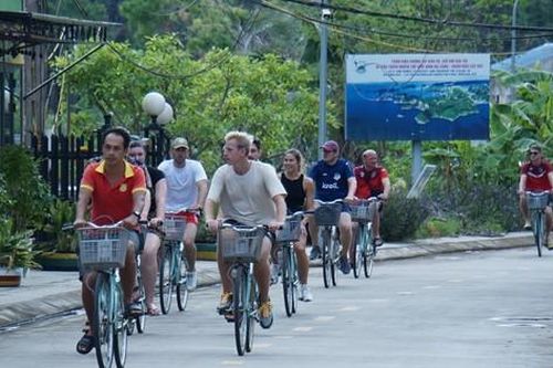 Cát Bà đón khách Tây trở lại sau bão