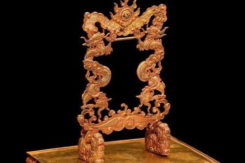 Cổ vật 'rồng khênh kiệu mặt trời' bằng vàng 18K có gì đặc biệt?