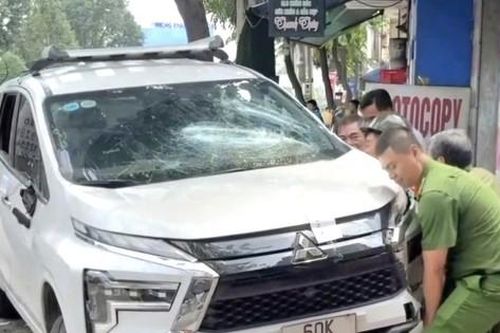 Hai nhóm thanh niên dùng hung khí ẩu đả trong đêm, vỏ đạn rơi tại hiện trường