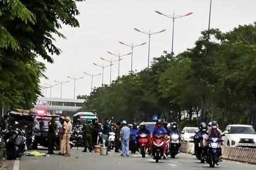 Người phụ nữ tử vong khi đang đứng bán hoa