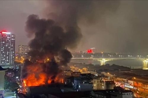 Hà Nội: Kho hàng lớn gần cầu Vĩnh Tuy bị cháy