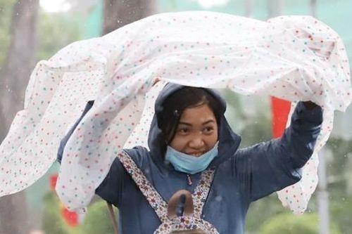 Dự báo thời tiết 17/10/2024: Hà Nội trưa chiều trời nắng, TPHCM mưa giông