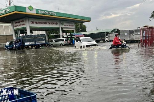 Mưa lớn kết hợp triều cường gây ngập nhiều nơi tại Thành phố Hồ Chí Minh
