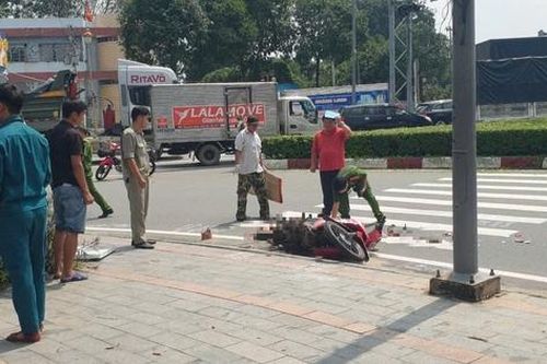 Vừa đi khám bệnh về, người phụ nữ bán vé số tử vong dưới gầm xe bồn