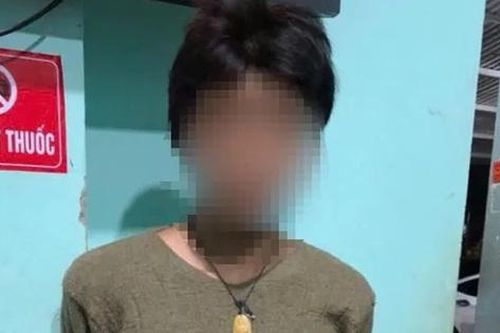Đang tắm, người phụ nữ bị nam thanh niên khống chế rồi cướp tài sản