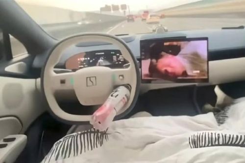 Tài xế Trung Quốc đắp chăn ngủ trong xe tự lái gây tranh cãi trên cộng đồng mạng