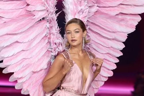 Siêu mẫu mở màn Victoria's Secret Fashion Show 2024 giữ dáng nhờ 2 bí quyết cách đỉnh cao