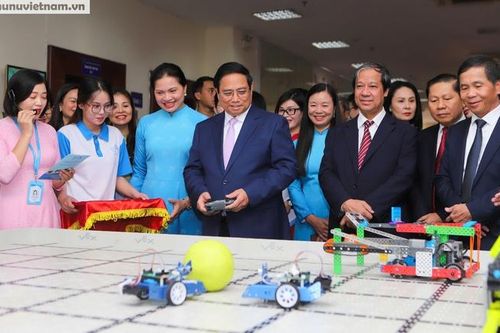 Thủ tướng trải nghiệm thực hành Robot cùng sinh viên Học viện Phụ nữ Việt Nam