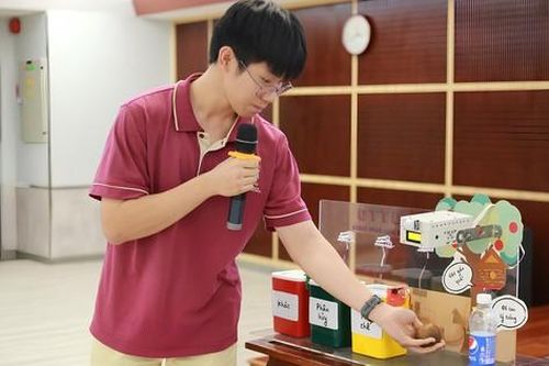 Nam sinh sáng chế robot phân loại rác sử dụng AI