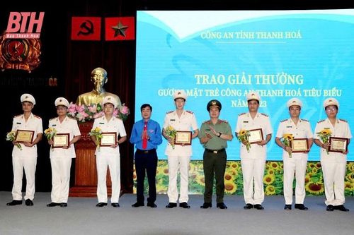 Gặp mặt, trao giải thưởng phụ nữ và gương mặt trẻ Công an tiêu biểu