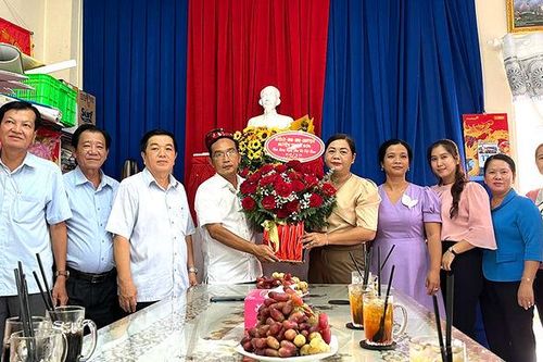 Bí thư Huyện ủy Thoại Sơn thăm, chúc mừng Ngày Phụ nữ Việt Nam
