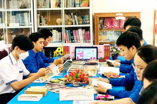 Tăng cường giáo dục chính trị tư tưởng, rèn luyện đạo đức cách mạng cho cán bộ, công chức, viên chức và học sinh, sinh viên