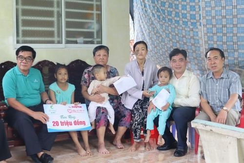 Trao gần 27 triệu đồng hỗ trợ 3 chị em mắc bệnh hiểm nghèo