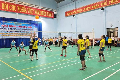 Pleiku: 22 đội tranh tài ở giải bóng chuyền hơi nữ công nhân, viên chức, người lao động
