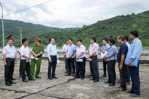 Phó Chủ tịch Thường trực UBND tỉnh Lê Hữu Hoàng: Kiểm tra công tác chủ động ứng phó mưa lũ tại một số công trình thủy lợi