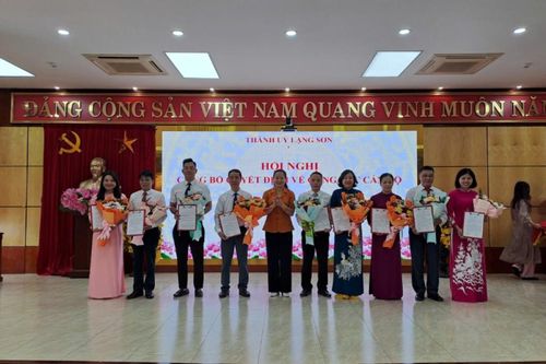 Thành ủy Lạng Sơn công bố các quyết định về công tác cán bộ