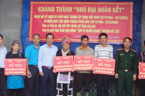 Bàn giao 5 nhà 'Đại đoàn kết' cho các hộ nghèo huyện Bát Xát