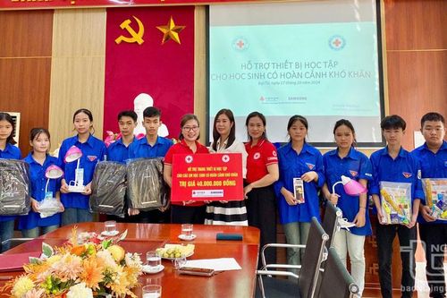 Bàn giao thiết bị học tập cho học sinh có hoàn cảnh khó khăn