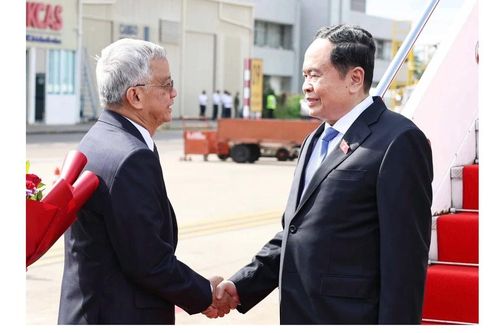 Chủ tịch Quốc hội Trần Thanh Mẫn đến Vientiane, bắt đầu thăm chính thức Cộng hòa dân chủ nhân dân Lào