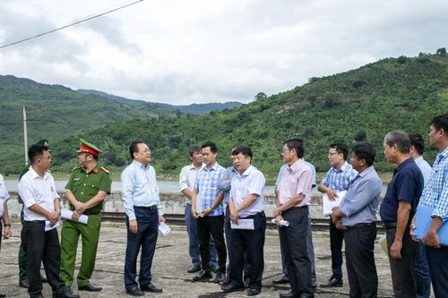 Kiểm tra công tác quản lý an toàn đập, hồ chứa nước chuẩn bị ứng phó mưa lũ năm 2024