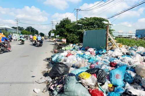TP Hồ Chí Minh: Nhiều nơi ngập rác thải