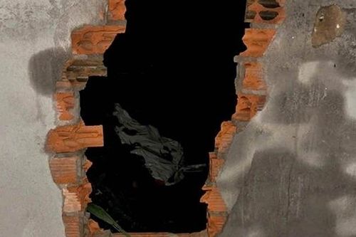 Tên trộm manh động đập tường, phá két cuỗm hàng loạt tiền vàng