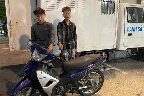 Hai tên cướp 'nhí' tự chế dao rồi điều nạn nhân ra cánh đồng để 'hành xử'