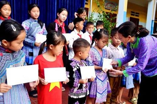 Lào Cai: Một người con dân tộc Giáy tặng quà cho học sinh Bản Lầu khắc phục thiệt hại sau bão